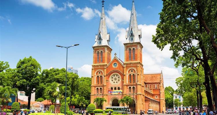 La Catedral de Notre Dame en la Ciudad de Ho Chi Minh con cielos azules.