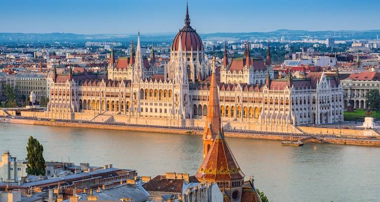 Majestätischer Blick auf das Parlamentsgebäude entlang eines Flusses in Budapest.