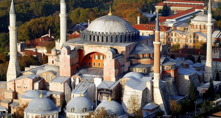Hagia Sofía en Estambul, una mezquita histórica con minaretes y una gran cúpula central.
