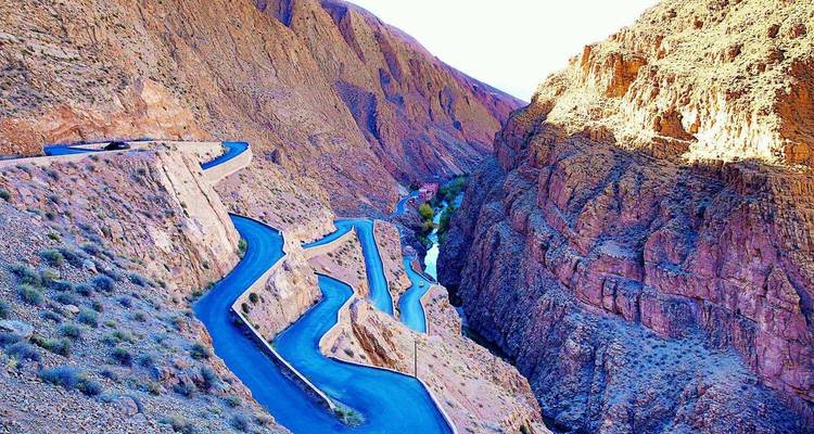 Schilderachtige slingerende weg door een rotsachtige kloof.