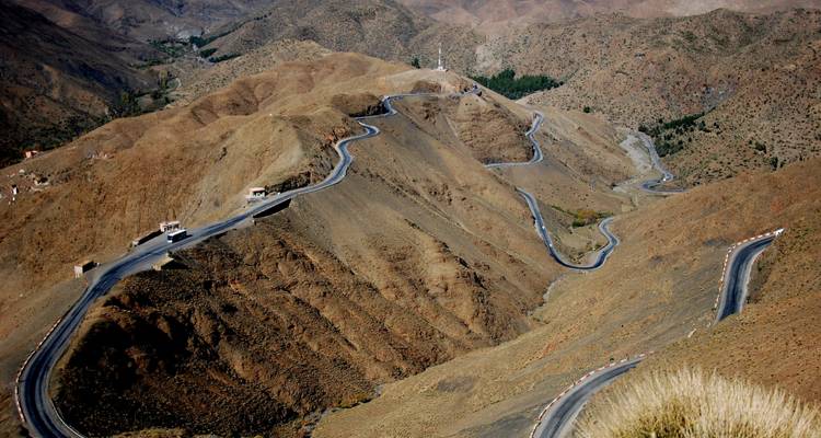 Schilderachtig uitzicht op een kronkelende weg door bergachtig terrein.