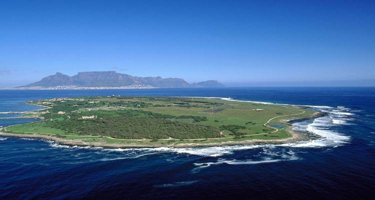 Vue aérienne de Robben Island avec la Montagne de la Table en arrière-plan.