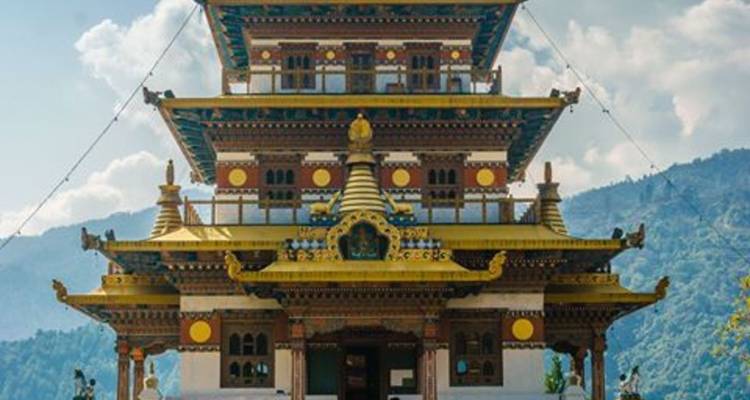 Een prachtige traditionele stupa in een bergachtige streek.