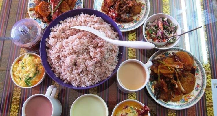 Een traditionele maaltijd bestaande uit rijst en verschillende gerechten.