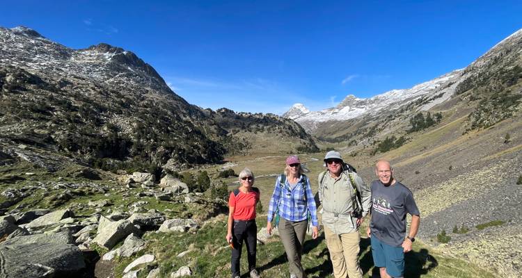 Des randonneurs posant dans un paysage montagneux.
