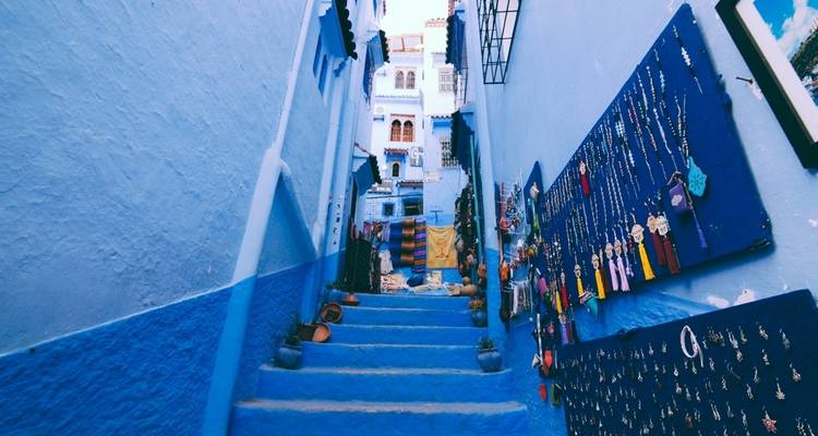 Blau gestrichene Straße voller Kunsthandwerk und Schmuck