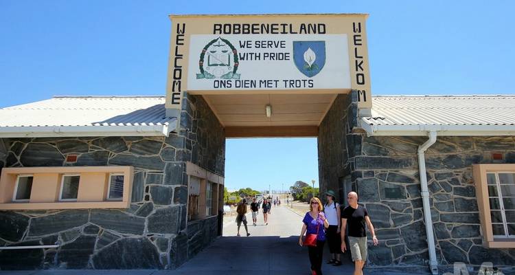 Entrée de l'île de Robben avec des personnes qui marchent.