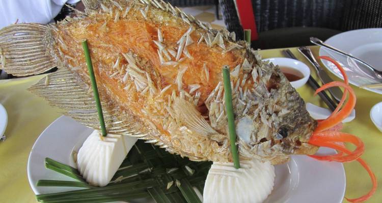 Plat de poisson frit présenté dans une assiette.