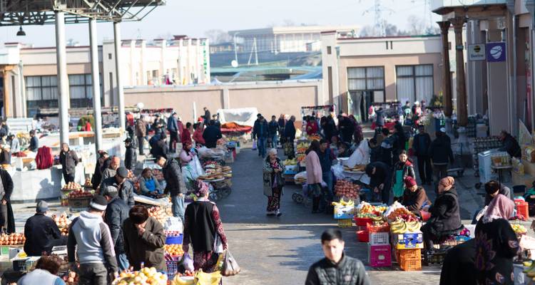 Corredor bullicioso de bazar al aire libre bordeado de puestos de productos coloridos