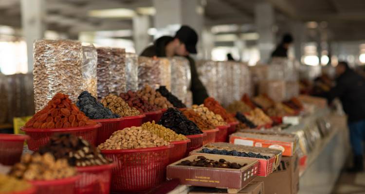 Puesto interior largo apilado con frutas secas, nueces y especias