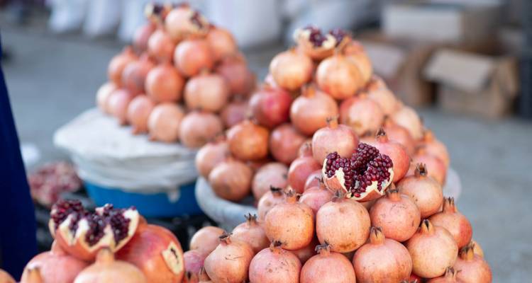 Pilas piramidales de granadas frescas con semillas jugosas en exhibición