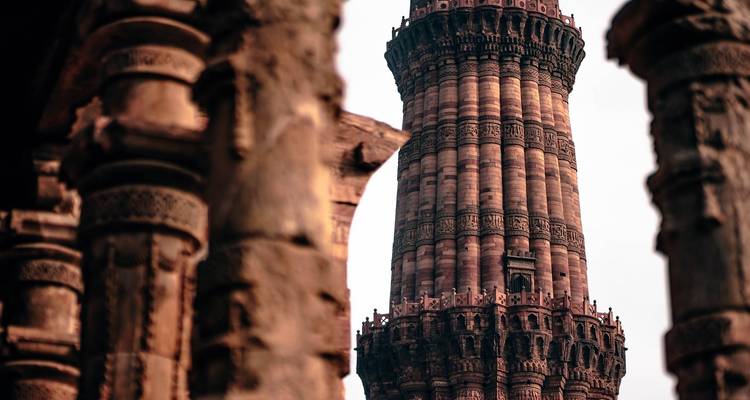 Une tour haute et au design complexe.