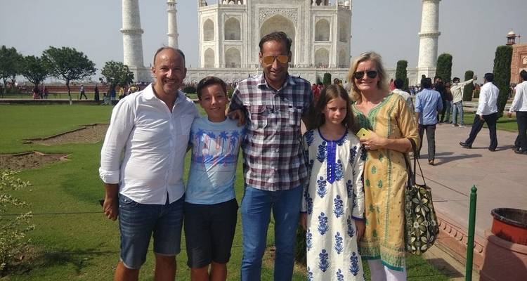 Famille posant devant le Taj Mahal.