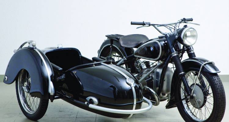 Vintage motorfiets met zijspan tentoongesteld.