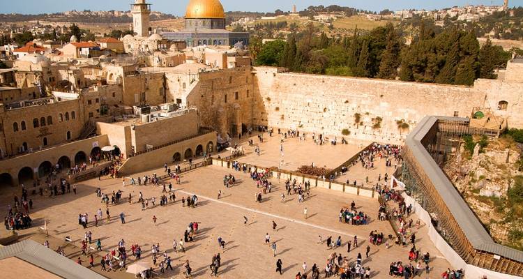 Vue aérienne du Mur occidental avec des gens rassemblés sur la place.