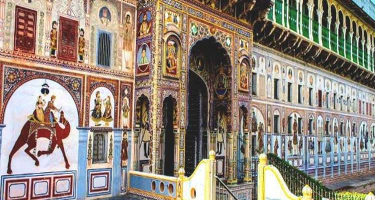 Bunte Wandmalereien an der Außenseite eines prächtigen Gebäudes.