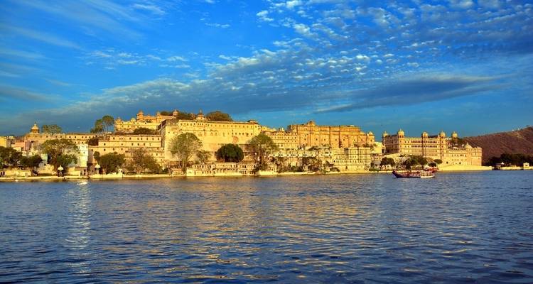 Ein malerischer Blick auf einen Seepalast, der sich im Wasser spiegelt.