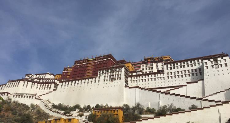 Potala Paleis in Lhasa met heldere hemel.