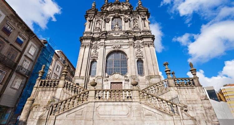 Iglesia barroca ornamentada con una escalinata.