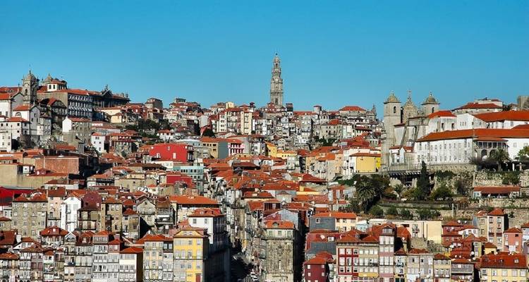 Vista panorámica del horizonte de Oporto con arquitectura histórica.
