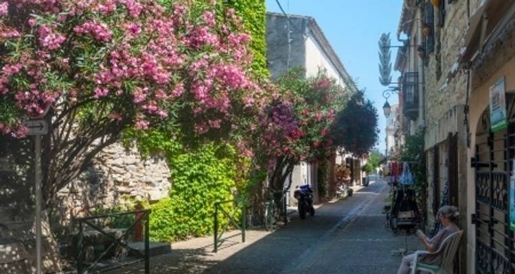 Santons and Christmas traditions along the canals of Provence Following the footsteps of fortresses and authentic villages - CroisiEurope River Cruises 9