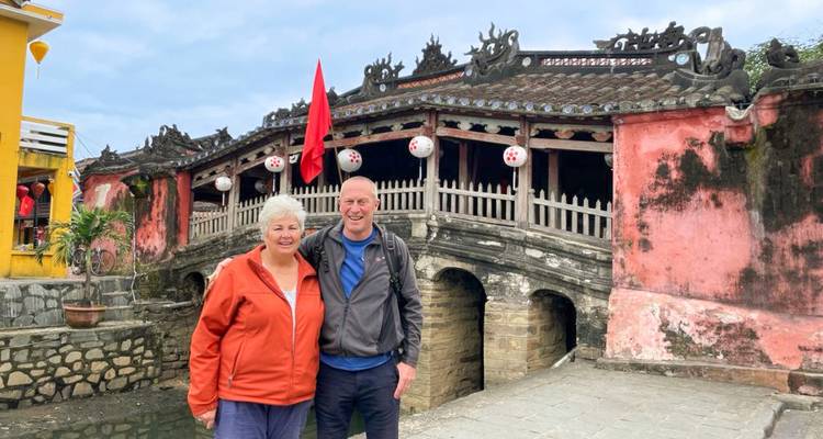 Couple devant le pont japonais à Hoi An.