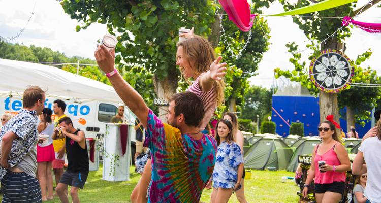 Scène de festival avec des gens qui dansent et s'amusent