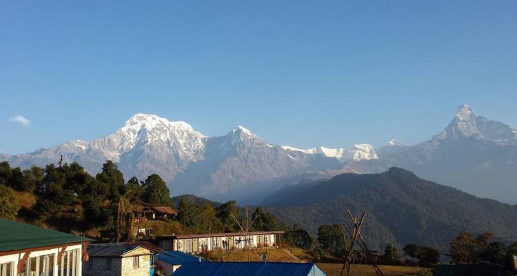 Schilderachtig berggebied met blauwe luchten.