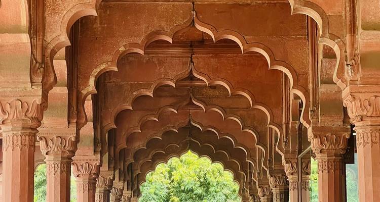 Série d'arches dans un style architectural indien.