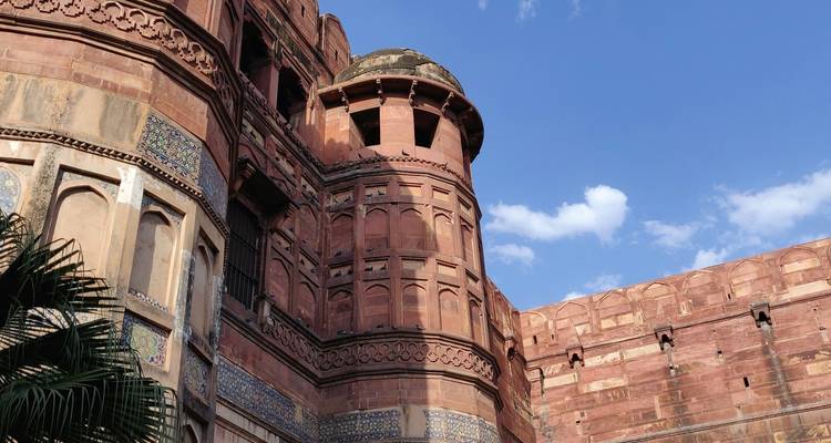 Gros plan des murs du fort avec des détails complexes sur un ciel bleu.