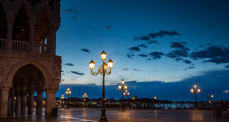L'heure bleue du soir à la Piazza San Marco avec des réverbères ornementaux et un waterfront tranquille