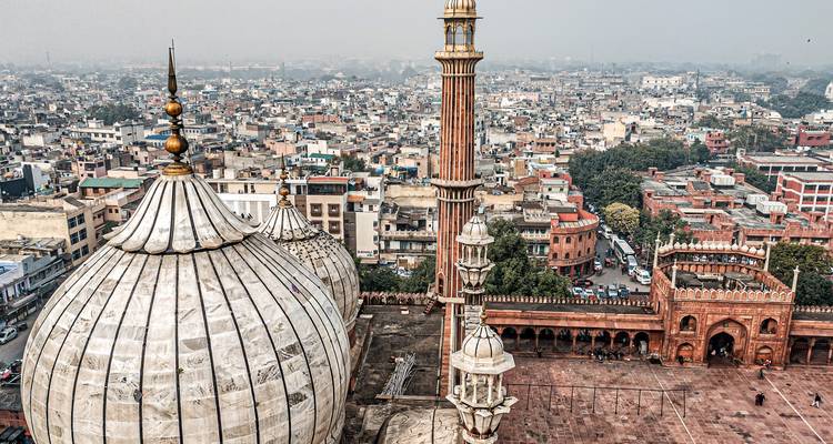 Une vue aérienne d'un complexe de mosquée entouré d'un paysage urbain.