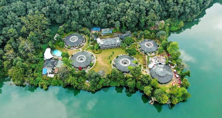 Vista aérea del complejo turístico con edificios circulares y agua