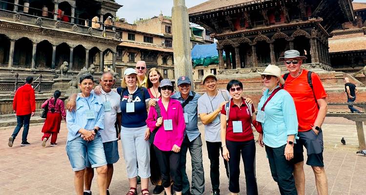 Grupo de turistas en una plaza histórica con templos.