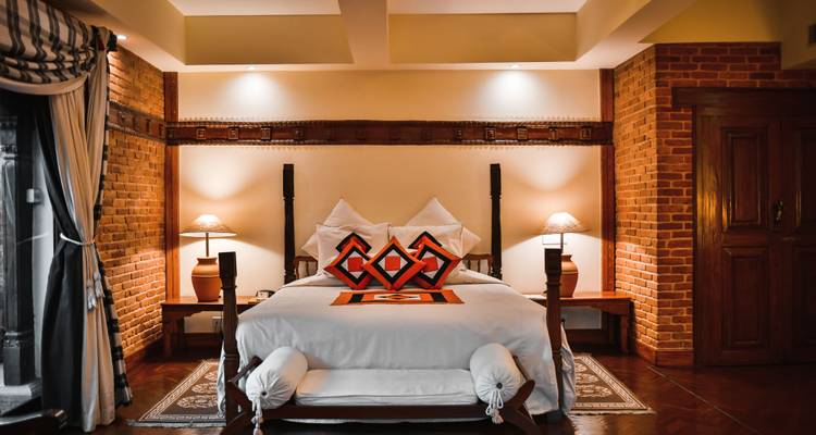 Elegante habitación de hotel con una cama cómoda.