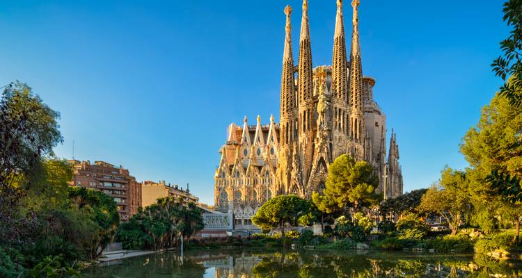 Sagrada Familia avec reflet dans l'eau