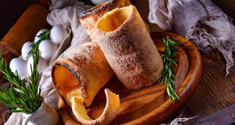 Traditioneel gebak met suiker en kruiden op een houten schaal