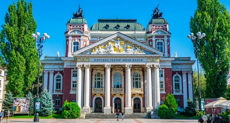 Ivan Vazov Nationaal Theater met heldere blauwe lucht