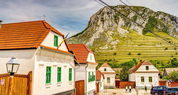 Traditionele dorpshuizen met een berg op de achtergrond