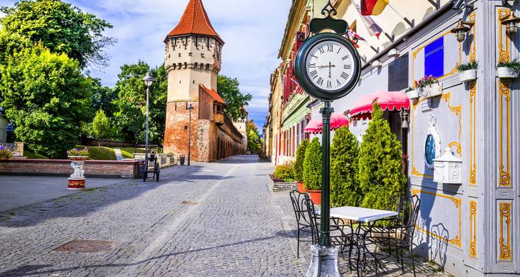 Klokkentoren in een Europese straat met kleurrijke gebouwen