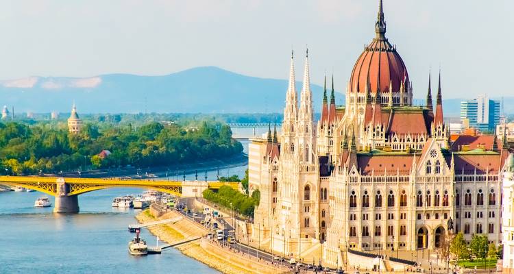 Panoramisch uitzicht op het Hongaarse Parlement aan de Donau