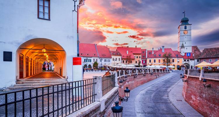 Kleurrijke zonsondergang over een historisch stadsplein