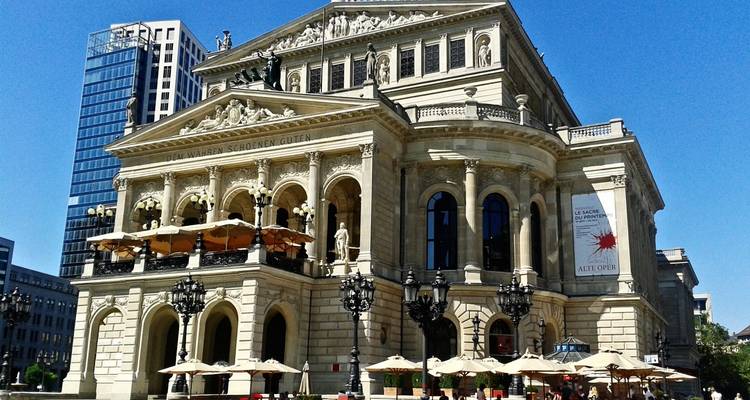 Alte Oper gebouw in Frankfurt onder een heldere hemel