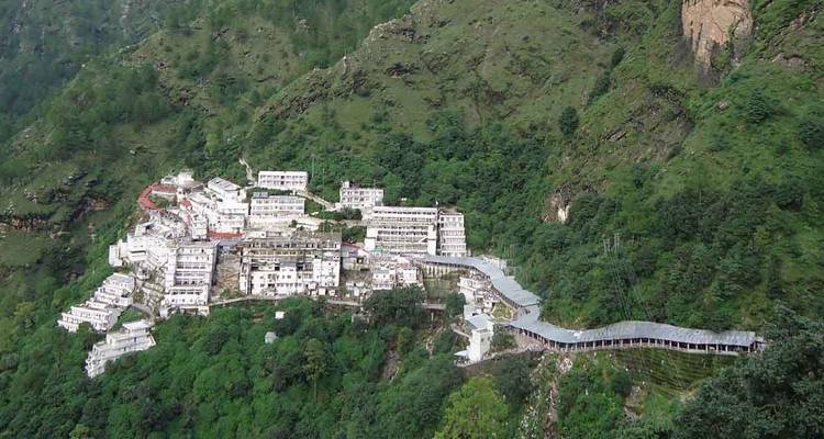 Une vue aérienne d'un vaste complexe de temples niché dans les montagnes.
