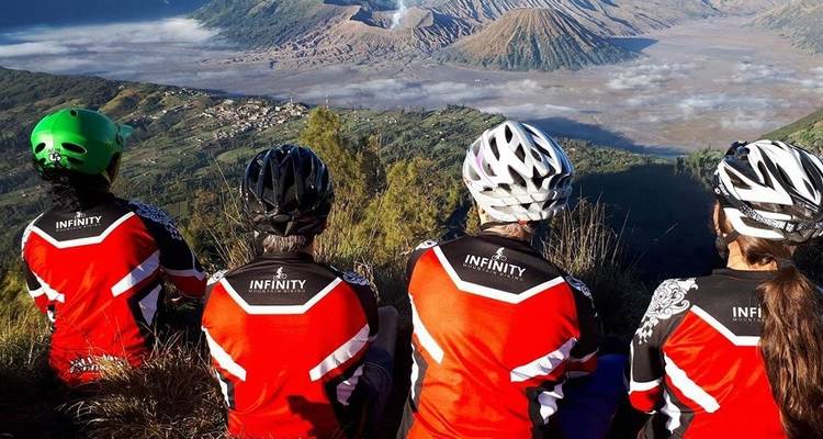 Volcans actifs et plages isolées - Infinity Mountain Biking 1