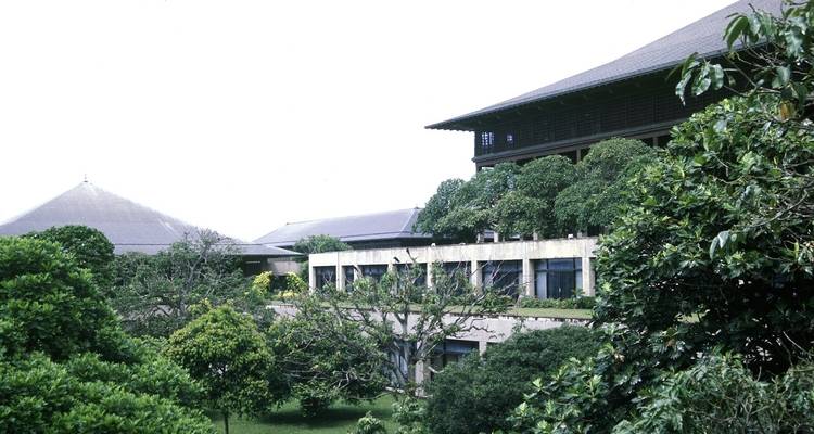 Gebouwen te midden van weelderig groen.