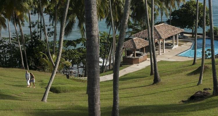 Bergresort met een zwembad met uitzicht op de oceaan.