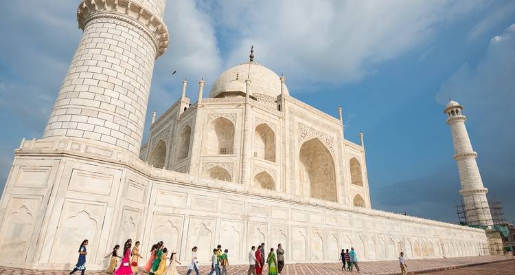 De Taj Mahal met bezoekers op de voorgrond.