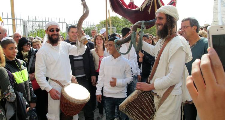 Een groep mensen in traditionele kledij die genieten van muziek en dans.