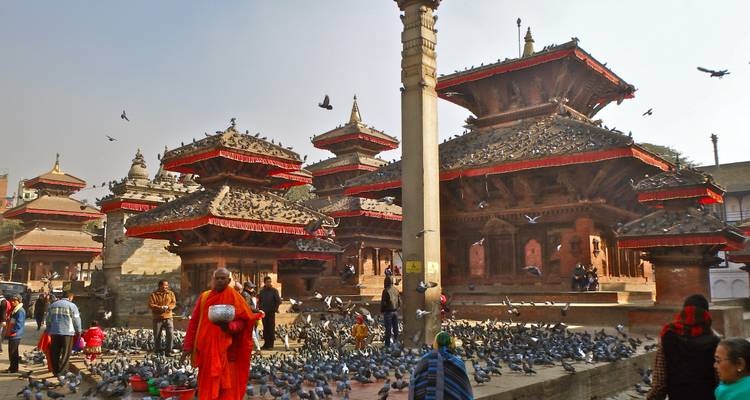 Durbar-Platz mit Tauben und Menschen, Kathmandu.